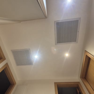 תקרת חדר עם פתחי אוורור ותאורה שקועה