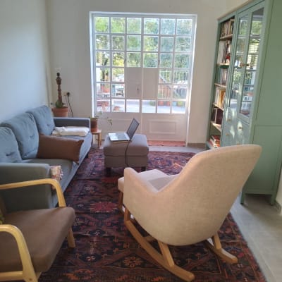 סלון עם רהיטים וחלון גדול