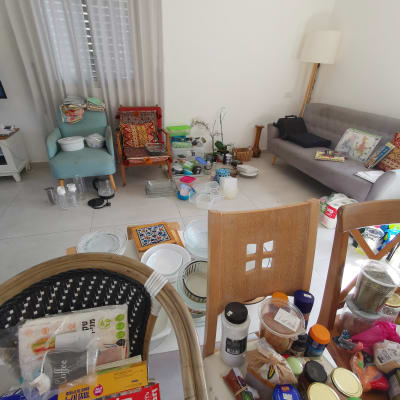 מוצרים לארגון הבית על שולחן וכיסאות, כולל צנצנות ותבלינים.