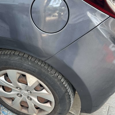 חלק אחורי של רכב עם פנס וגלגל