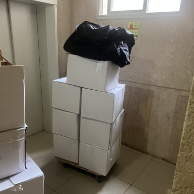 קופסאות על עגלה ליד מעלית