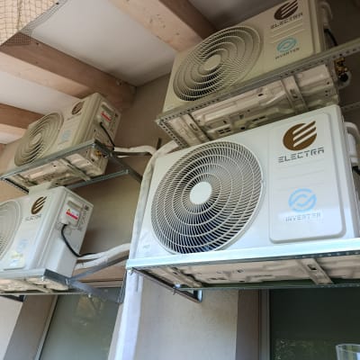 יחידות מיזוג אוויר מותקנות על קיר חיצוני