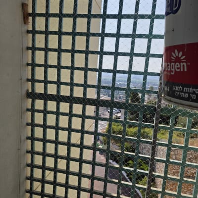 רשת למניעת כניסת יונים על מרפסת בניין