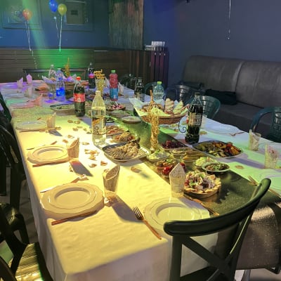 שולחן ערוך עם צלחות, כוסות ומשקאות לאירוע קייטרינג