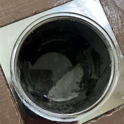 פתח ניקוז עגול עם מסגרת מתכת