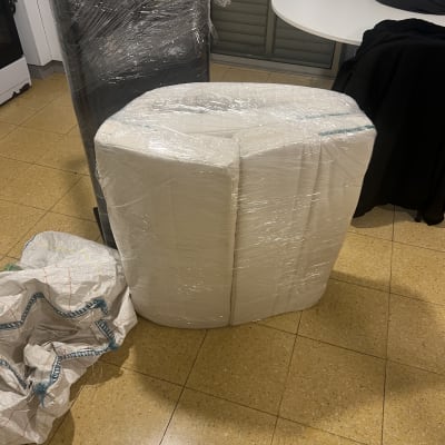 רהיטים עטופים בניילון מוכנים להובלה