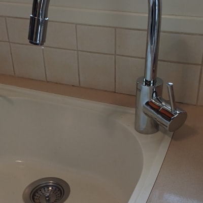 ברז נירוסטה מעל כיור מטבח לבן