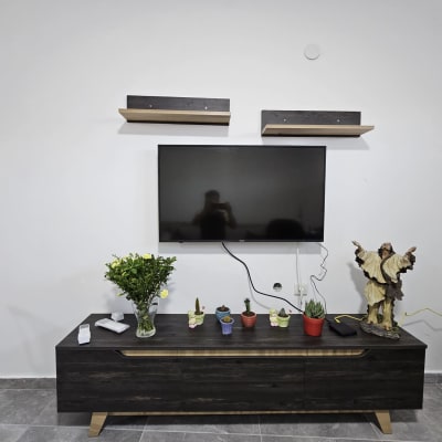 טלוויזיה תלויה על הקיר עם כבלים חשופים