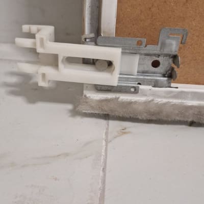 חלקי מתכת ופלסטיק על רצפה