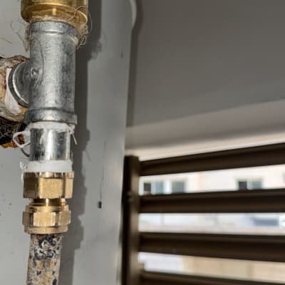 חלק ממערכת חימום מים עם צינור ומתכת