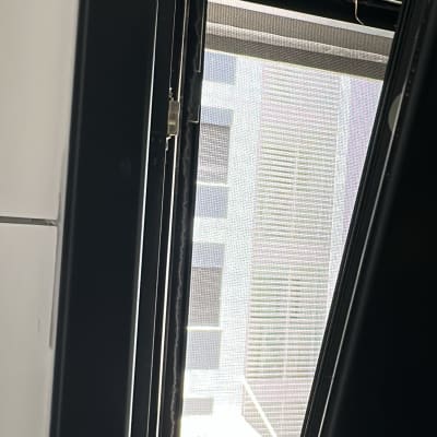 חלון אלומיניום פתוח עם רשת