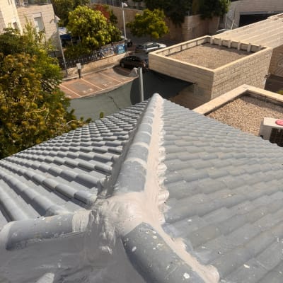 גג רעפים עם תיקוני איטום