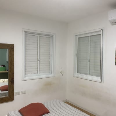 קיר עם כתמי לכלוך ליד חלון