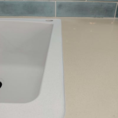 שיש בהיר ליד כיור מטבח לבן