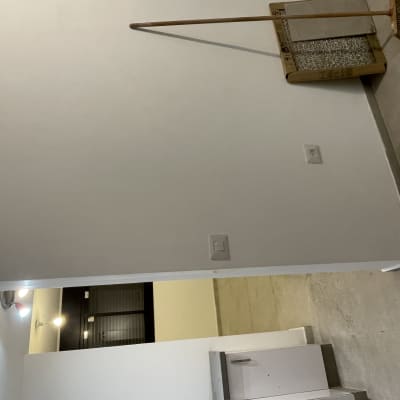 מטאטא וקרטון על רצפת בטון