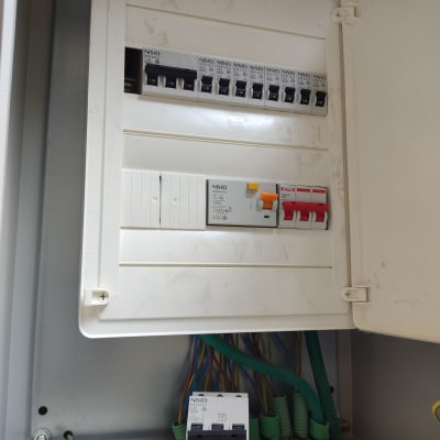 לוח חשמל עם מפסקים וחוטי חשמל צבעוניים