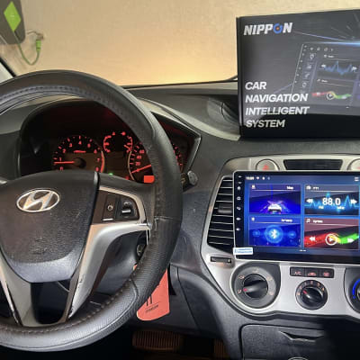 מערכת ניווט ומולטימדיה ברכב עם מסך מגע