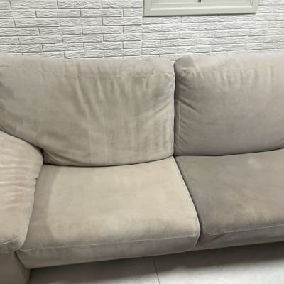 ספה עם כריות בצבע בז