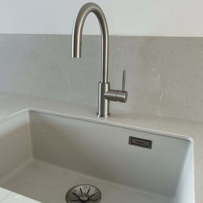 ברז נירוסטה וכיור מטבח אפור