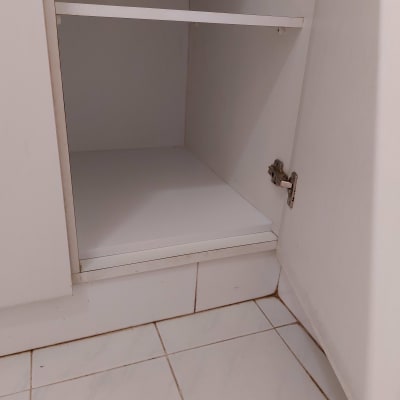 ארון מטבח פתוח עם מדף פנימי ודלת לבנה