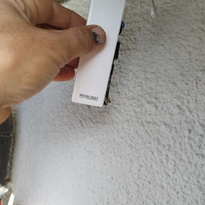 יד מחזיקה בקרת תריסים חשמליים על קיר