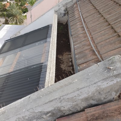 גג עם רעפים, לוחות פלסטיק ושיפוע בטון