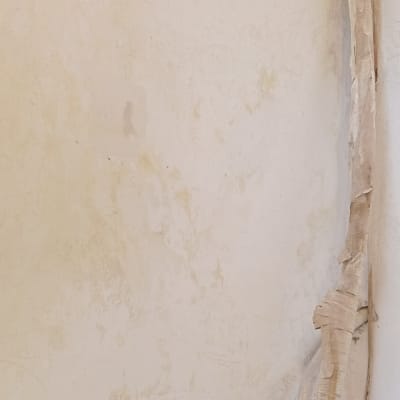 קיר עם סימני צבע ותיקונים