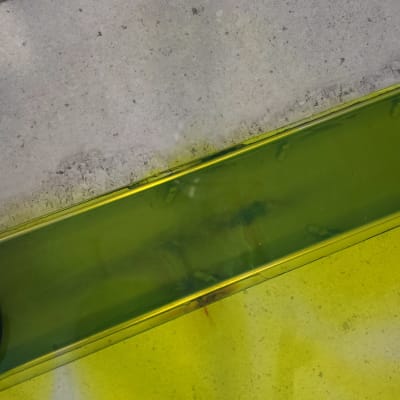 נוזל צהוב על משטח בטון, ייתכן קשור לאיתור נזילות