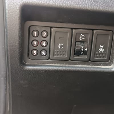 לוח בקרה לרכב עם כפתורים ומתגים