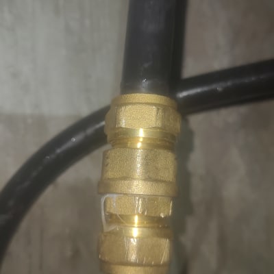 חיבור צינור עם מחבר מתכת