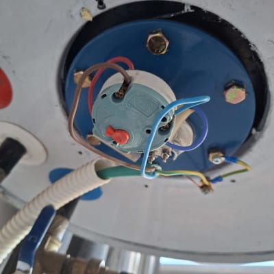חלקים פנימיים של דוד שמש עם חיבורים חשמליים