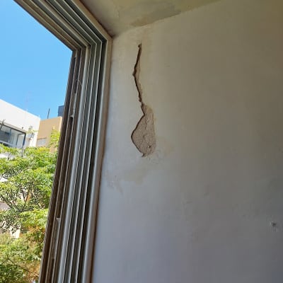 קיר עם סדק גדול ליד חלון