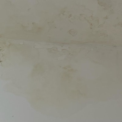 כתמי רטיבות על קיר לבן