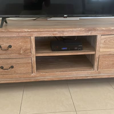 טלוויזיה על שידה עם מכשיר אלקטרוני