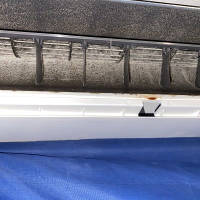 תריסי מזגן מלוכלכים עם סימני חלודה