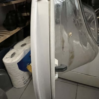 דלת מכונת כביסה עם ידית לבנה