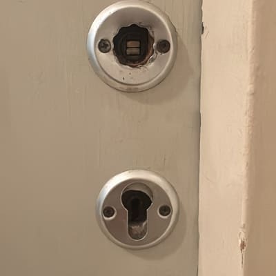 מנעול דלת עם צילינדר חשוף