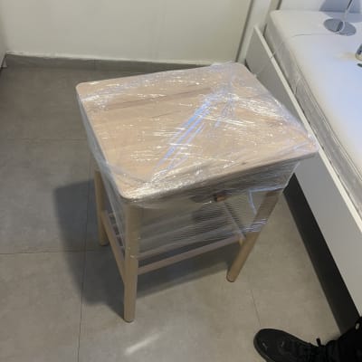 רהיט עטוף בניילון מוכן להובלה