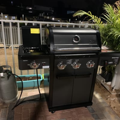גריל גז שחור עם כפתורים ומד חום