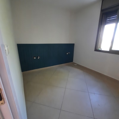 קיר צבוע בחלקו התחתון בצבע כחול כהה