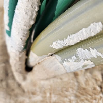 צינורות ירוקים עם סימני דליפה לבנים