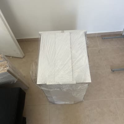 ארגז עטוף בניילון על רצפה