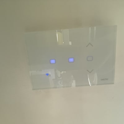 מתג חכם עם תאורה כחולה