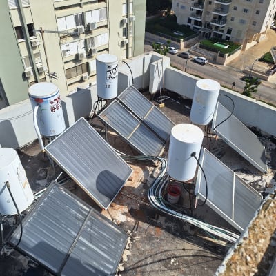 דודי שמש על גג עם צינורות ואטמים