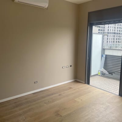 חדר עם קיר צבוע בצבע בז