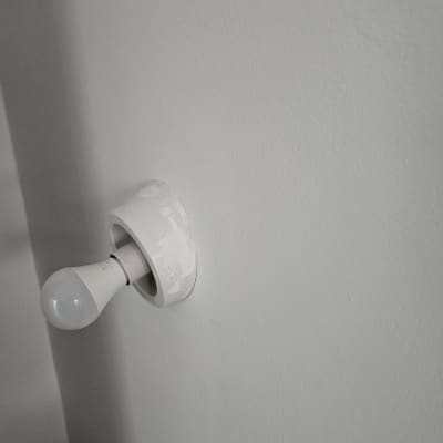 מנורה מותקנת על קיר לבן