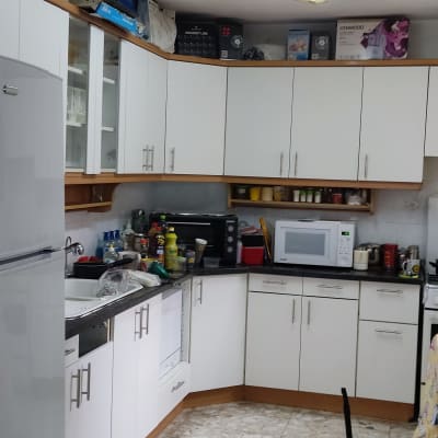 מטבח עם ארונות לבנים, מיקרוגל וטוסטר אובן