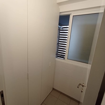 ארון עץ לבן עם דלתות סגורות