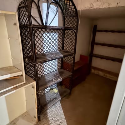 מדף מתכת בחדר ריק עם קירות לבנים