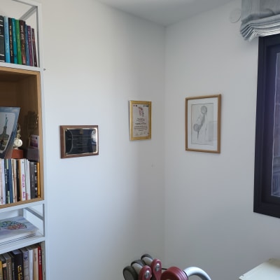 סולם מתקפל עם גלגלים בחדר עבודה